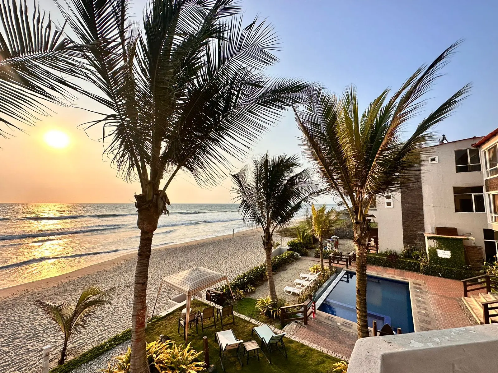 hotel frente al mar en Ecuador con piscina y vista al océano